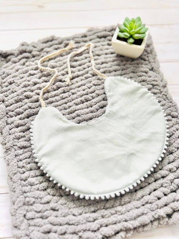 Gray/round/tie bib