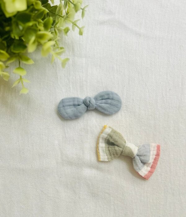 Blue/striped bows